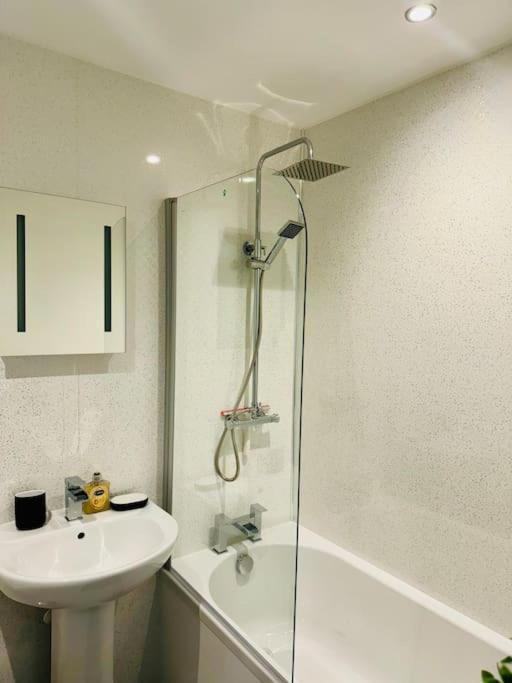 Apartment With Balcony Near Chatham Dockside Brompton  Екстер'єр фото